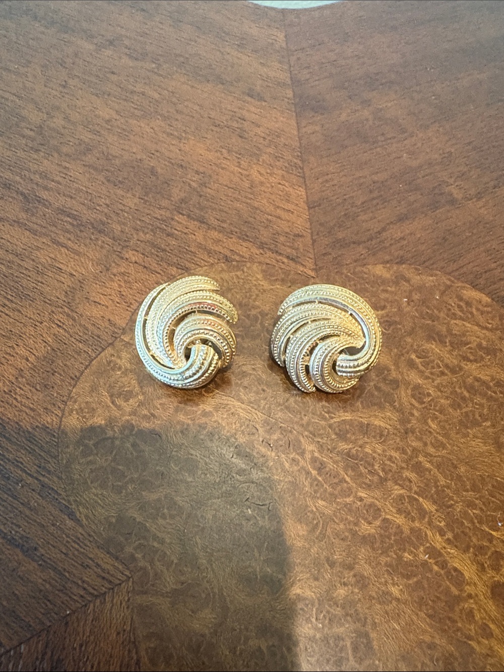 Trifari  vintage Gold-Tone Knot clip on Earrings - Classic Women's Jewelry